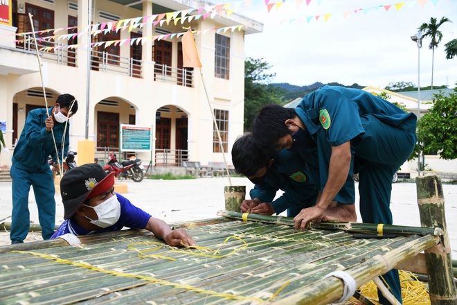 Dân quân tự vệ làm giường tre phục vụ đồng bào trong khu cách ly - 5