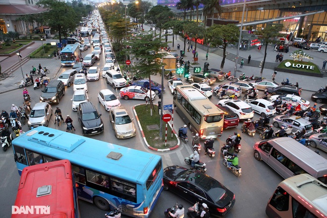 So sánh giao thông ở Hà Nội đông - vắng khác biệt khi giãn cách xã hội - 7