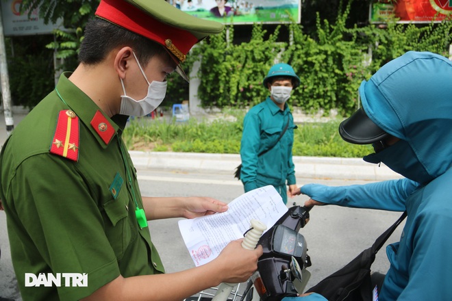 Hà Nội dựng lều dã chiến, kiểm tra giấy đi đường của người dân trong nội đô - 4