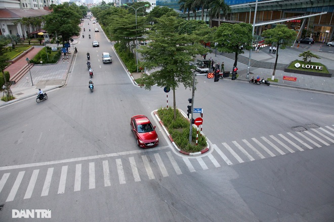 So sánh giao thông ở Hà Nội đông - vắng khác biệt khi giãn cách xã hội - 8