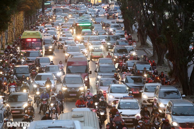 So sánh giao thông ở Hà Nội đông - vắng khác biệt khi giãn cách xã hội - 9