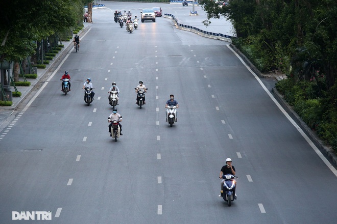 So sánh giao thông ở Hà Nội đông - vắng khác biệt khi giãn cách xã hội - 10