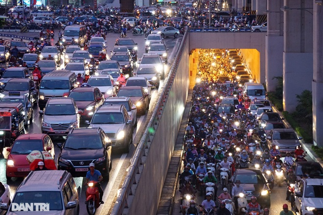 So sánh giao thông ở Hà Nội đông - vắng khác biệt khi giãn cách xã hội - 11