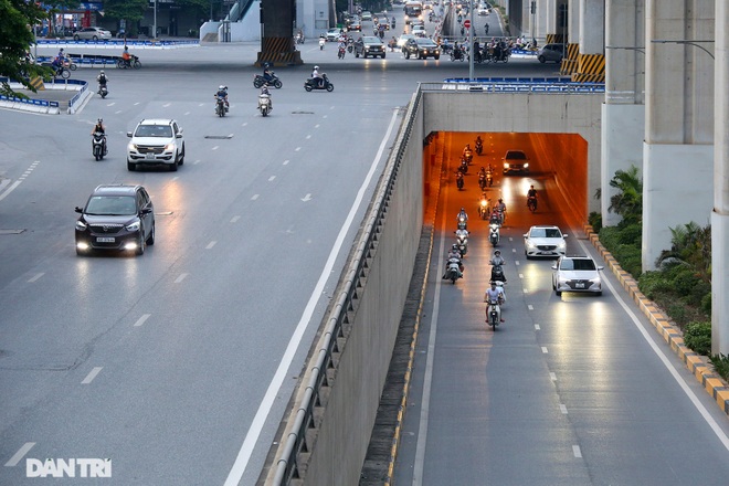 So sánh giao thông ở Hà Nội đông - vắng khác biệt khi giãn cách xã hội - 12