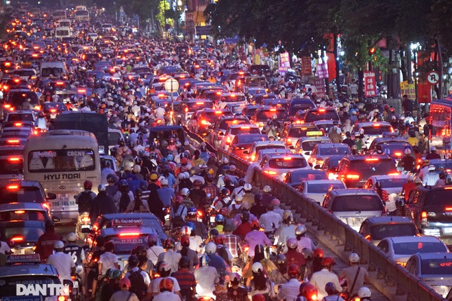 So sánh giao thông ở Hà Nội đông - vắng khác biệt khi giãn cách xã hội - 13