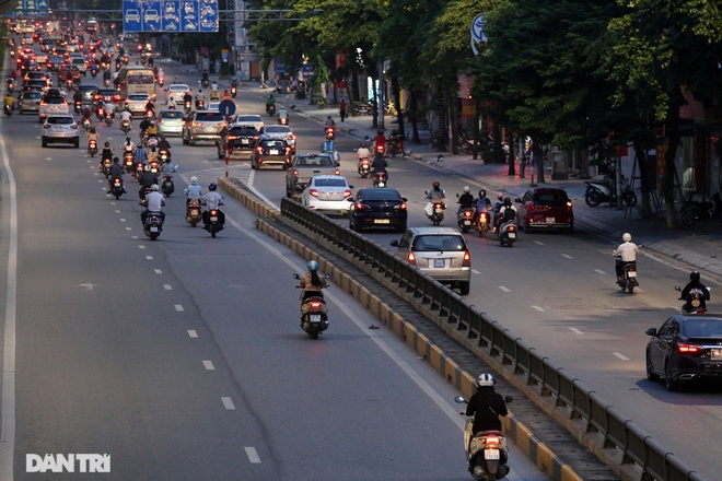 So sánh giao thông ở Hà Nội đông - vắng khác biệt khi giãn cách xã hội - 14