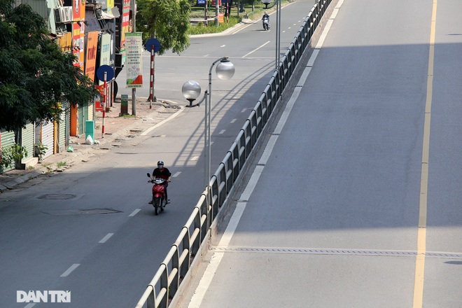 So sánh giao thông ở Hà Nội đông - vắng khác biệt khi giãn cách xã hội - 16