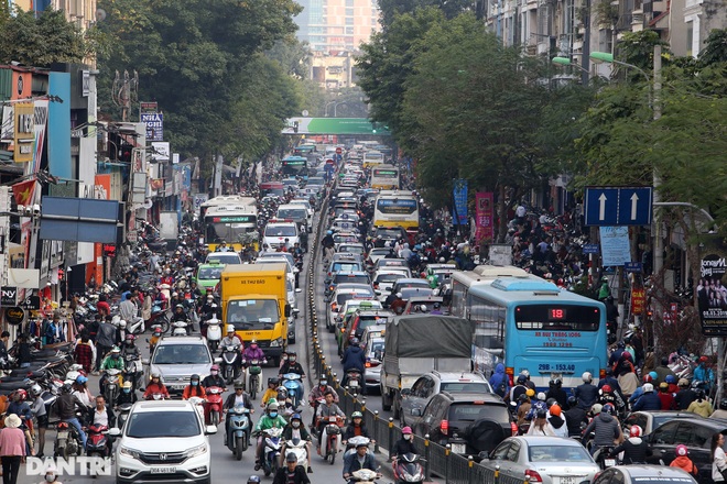 So sánh giao thông ở Hà Nội đông - vắng khác biệt khi giãn cách xã hội - 17
