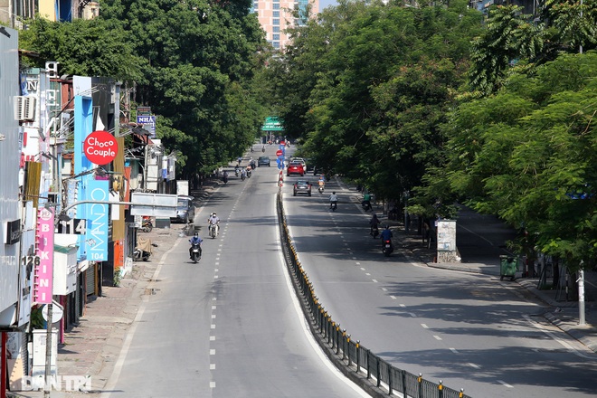 So sánh giao thông ở Hà Nội đông - vắng khác biệt khi giãn cách xã hội - 18