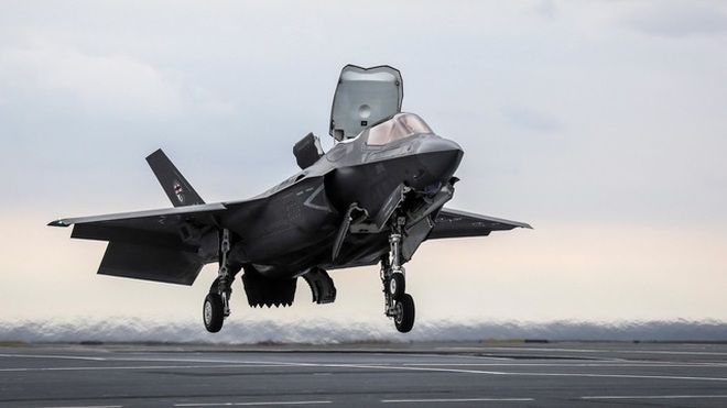 Sét đánh hỏng 2 tiêm kích F-35 Mỹ trên không, thiệt hại 2,5 triệu USD - 1