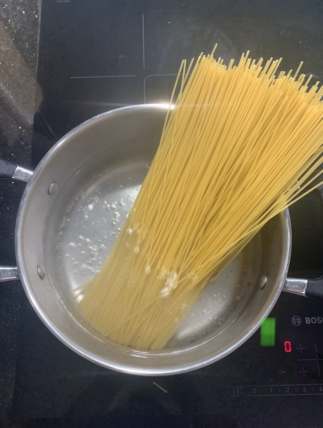 Vào bếp ngày giãn cách: Mỳ spaghetti biến tấu với thịt heo bằm - 2