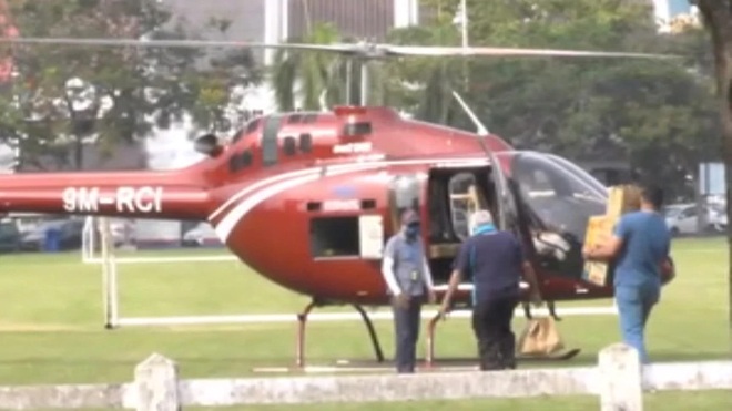 Người đàn ông Malaysia lái trực thăng mua cơm giữa lệnh phong tỏa Covid-19 - 1