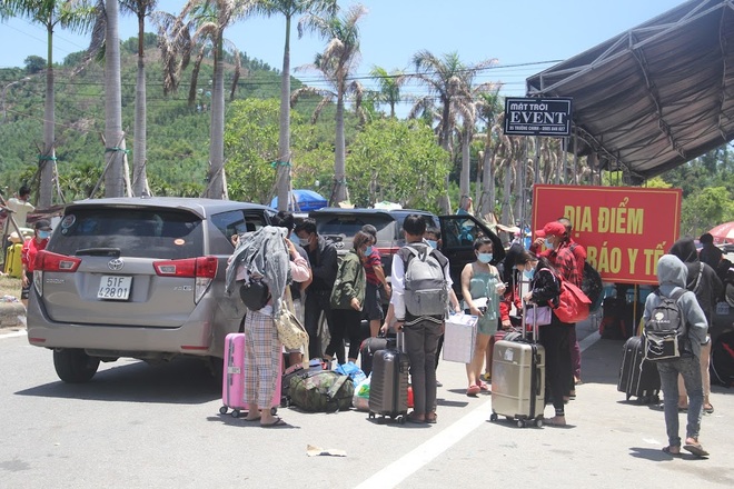 Người dân từ TPHCM về Huế dựng lều tạm ven quốc lộ chờ đi cách ly - 1