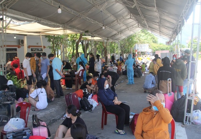 Người dân từ TPHCM về Huế dựng lều tạm ven quốc lộ chờ đi cách ly - 3