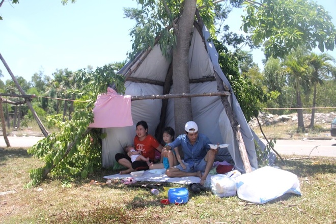 Người dân từ TPHCM về Huế dựng lều tạm ven quốc lộ chờ đi cách ly
