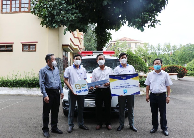 Tập đoàn QP Group tặng xe cứu thương hỗ trợ Covid-19 - 1 Tập đoàn QP Group tặng xe cứu thương hỗ trợ Covid-19 - 1