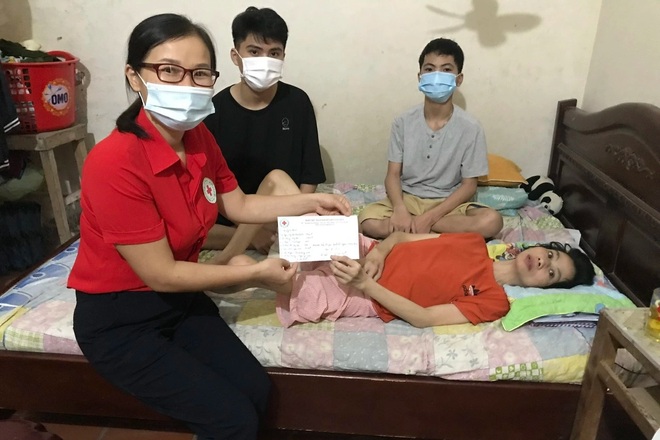 Bạn đọc Dân trí giúp đỡ người mẹ liệt giường, 2 con trai nguy cơ nghỉ học - 4 Bạn đọc Dân trí giúp đỡ người mẹ liệt giường, 2 con trai nguy cơ nghỉ học - 4