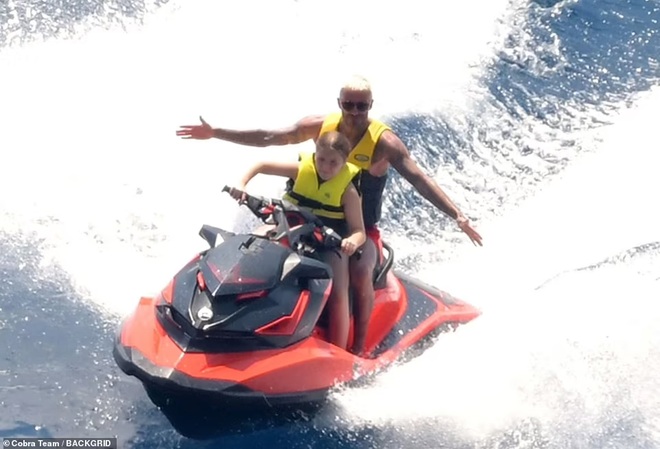 David Beckham tận hưởng kỳ nghỉ xa hoa trên du thuyền tại Italy - 3