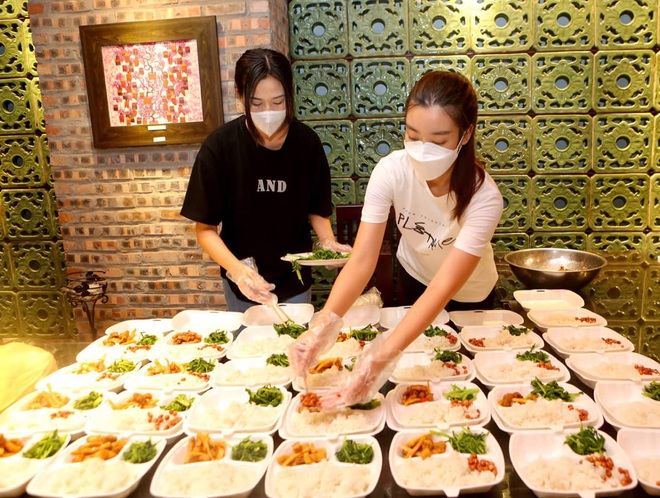 3 hoa hậu đình đám phát cơm cho người dân nghèo gặp khó khăn vì Covid-19 - 2 3 hoa hậu đình đám phát cơm cho người dân nghèo gặp khó khăn vì Covid-19 - 2