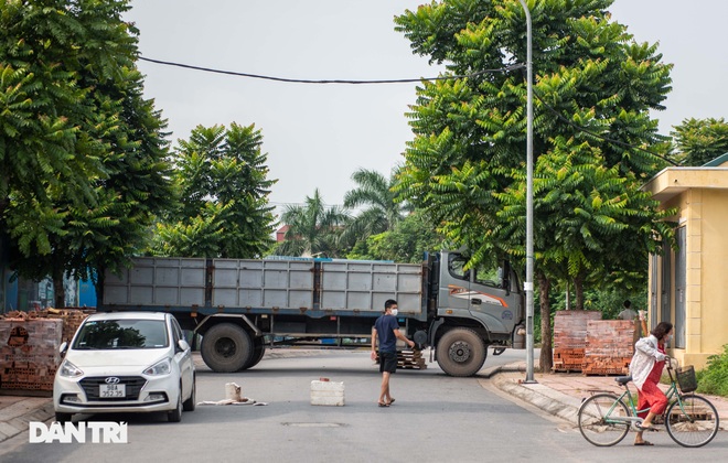 Cận cảnh những chốt chặn độc lạ ở Hà Nội - 1