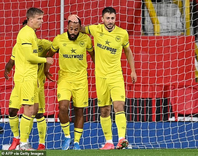 Man Utd bị tân binh Premier League cầm hòa ở Old Trafford - 7