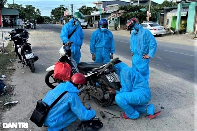 Biệt đội áo xanh cấp cứu xe máy giúp người dân đi từ TPHCM về quê - 1