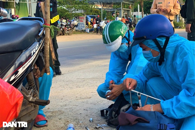 Biệt đội áo xanh cấp cứu xe máy giúp người dân đi từ TPHCM về quê - 2