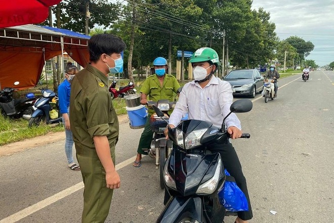 Bất chấp lệnh cấm, 8 người đàn ông rủ nhau vào rừng ăn nhậu - 1