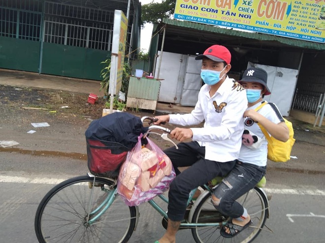 Đi bộ 400km về quê với 200 nghìn, hai công nhân được tặng xe đạp, xe máy - 1