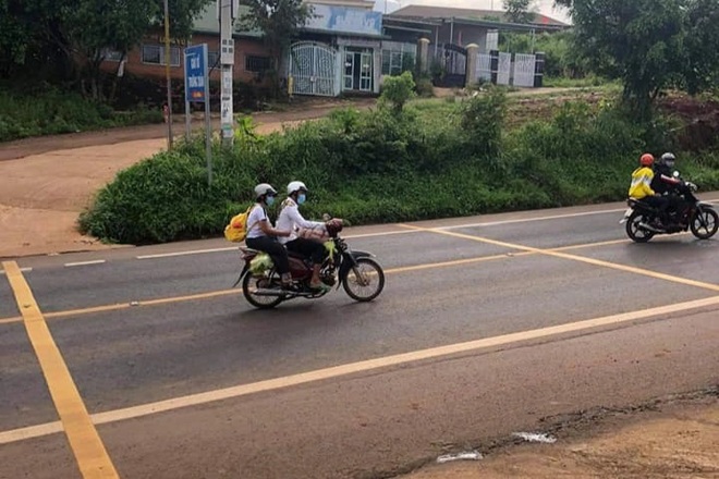 Đi bộ 400km về quê với 200 nghìn, hai công nhân được tặng xe đạp, xe máy - 3