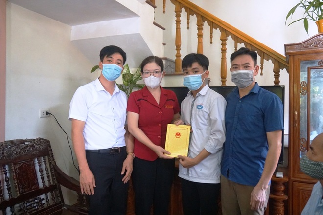 Nam thủ khoa nhịn ăn sáng dành tiền mua tivi, máy tính hỏng về sửa - 4