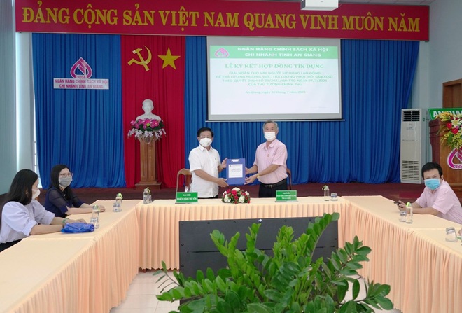 Hai doanh nghiệp đầu tiên ở An Giang được vay vốn trả lương cho công nhân - 1