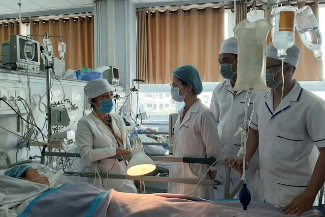 Cần Thơ: Bác sĩ sắp nghỉ hưu tình nguyện ở lại chống Covid cùng bác sĩ trẻ - 2 Cần Thơ: Bác sĩ sắp nghỉ hưu tình nguyện ở lại chống Covid cùng bác sĩ trẻ - 2