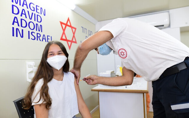 Israel tiêm liều vắc xin Covid-19 thứ 3 cho người trên 60 tuổi - 1