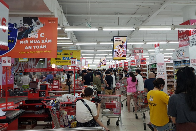 Đà Nẵng: Người dân đổ đi chợ, siêu thị trước giờ thành phố giãn cách - 2 Đà Nẵng: Người dân đổ đi chợ, siêu thị trước giờ thành phố giãn cách - 2