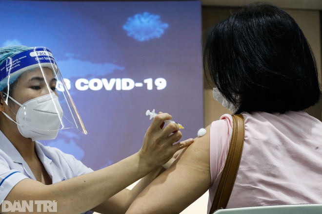 Hỏi đáp vắc xin Covid-19: Vì sao đã tiêm nhưng vẫn dương tính SARS-CoV-2? - 1