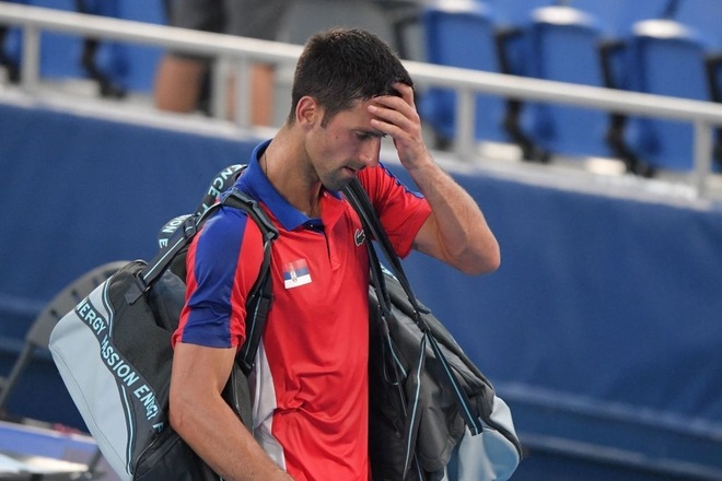 Djokovic đập vợt sau khi trắng tay ở nội dung đánh đơn tại Olympic 2020 - 1 Djokovic đập vợt sau khi trắng tay ở nội dung đánh đơn tại Olympic 2020 - 1