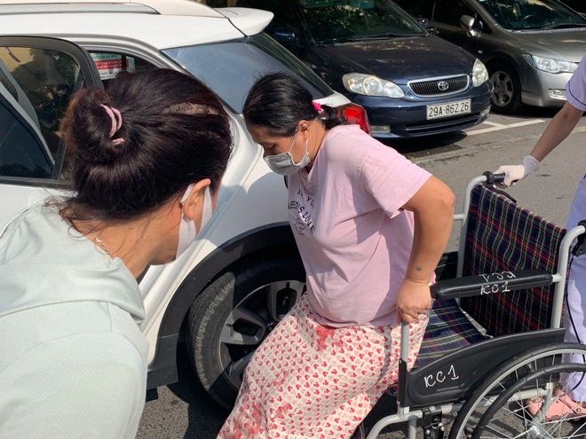 Công an tại chốt kiểm dịch giúp đỡ đưa sản phụ đi sinh con - 1 Công an tại chốt kiểm dịch giúp đỡ đưa sản phụ đi sinh con - 1