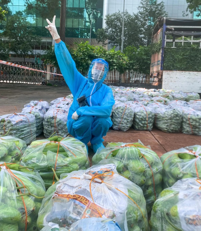 Khánh Vân, Kim Duyên… trao tặng thực phẩm 0 đồng cho người dân thành phố - 3