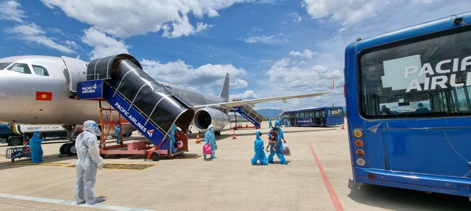 Một người chi tiền thuê 2 máy bay chở bà con Quảng Nam rời TPHCM - 2
