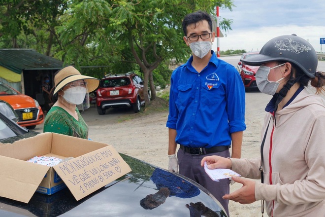 Mỗi người đi xe máy về quê vui lòng nhận một phong bì 500 K - 2