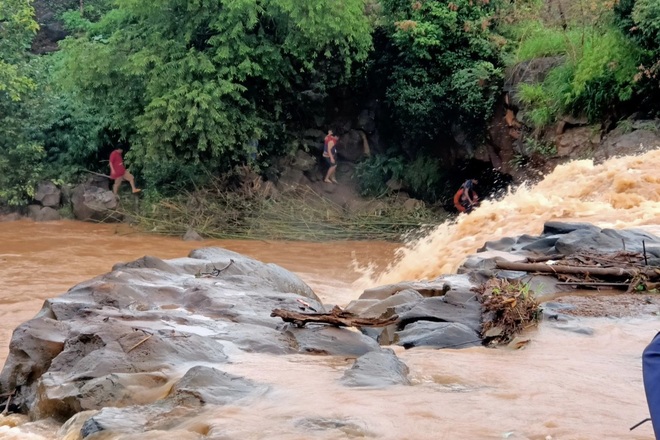 Gia Lai: Bé trai 4 tuổi bị nước cuốn trôi - 1 Gia Lai: Bé trai 4 tuổi bị nước cuốn trôi - 1
