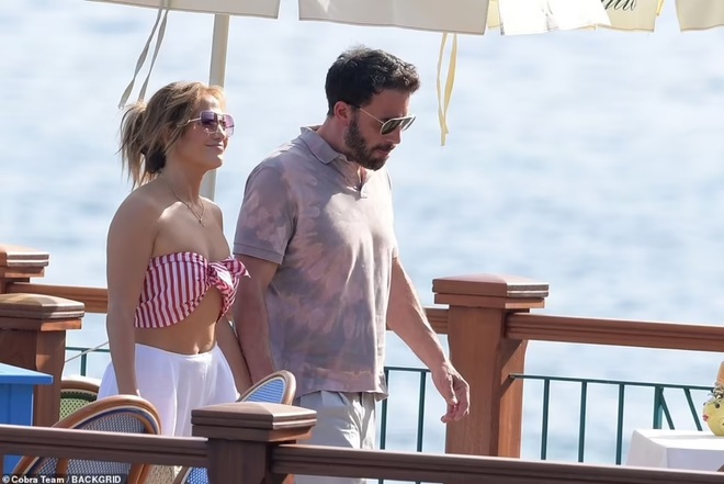 Jennifer Lopez và Ben Affleck tiếp tục đốt cháy mặt báo - 6 Jennifer Lopez và Ben Affleck tiếp tục đốt cháy mặt báo - 6