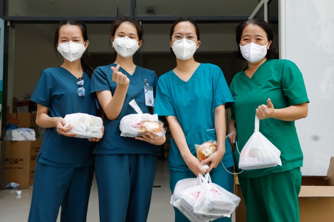 Vạn bữa cơm nghĩa tình ủng hộ y, bác sĩ tuyến đầu chống dịch tại TPHCM - 5 Vạn bữa cơm nghĩa tình ủng hộ y, bác sĩ tuyến đầu chống dịch tại TPHCM - 5