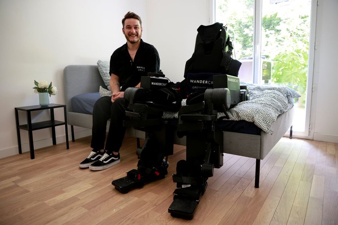 Cha chế tạo khung xương robot, giúp con trai bị liệt có thể đi lại được - 3 Cha chế tạo khung xương robot, giúp con trai bị liệt có thể đi lại được - 3