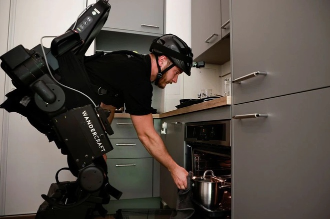 Cha chế tạo khung xương robot, giúp con trai bị liệt có thể đi lại được - 4 Cha chế tạo khung xương robot, giúp con trai bị liệt có thể đi lại được - 4