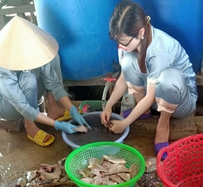 Bơi xuồng giăng lưới cá, xẻ từng con phơi khô gửi đồng hương ở vùng dịch - 3 Bơi xuồng giăng lưới cá, xẻ từng con phơi khô gửi đồng hương ở vùng dịch - 3