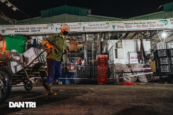 Chợ Long Biên phong tỏa khu hàng cá sau khi có ca dương tính với SARS-CoV-2 - 5 Chợ Long Biên phong tỏa khu hàng cá sau khi có ca dương tính với SARS-CoV-2 - 5