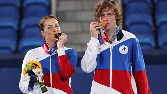 Bộ đôi quần vợt nước Nga tình tứ trong trận chung kết Olympic Tokyo - 3 Bộ đôi quần vợt nước Nga tình tứ trong trận chung kết Olympic Tokyo - 3