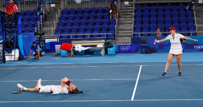 Bộ đôi quần vợt nước Nga tình tứ trong trận chung kết Olympic Tokyo - 2 Bộ đôi quần vợt nước Nga tình tứ trong trận chung kết Olympic Tokyo - 2